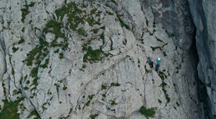 Velebitaški Paklenica Croazia - Preparativi per illuminare la classica via di più tiri 'Velebitaški' (6a+, 350m) su Anića Kuk a Paklenica (Croazia) illuminata il 15 giugno 2025