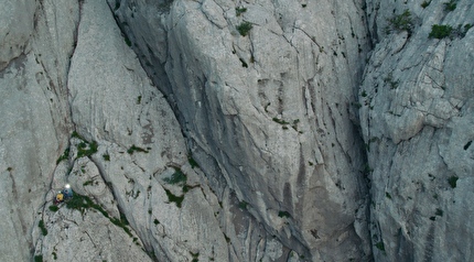 Velebitaški Paklenica Croazia - Preparativi per illuminare la classica via di più tiri 'Velebitaški' (6a+, 350m) su Anića Kuk a Paklenica (Croazia) illuminata il 15 giugno 2025