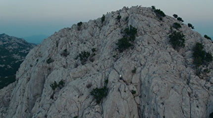 Velebitaški Paklenica Croazia - Preparativi per illuminare la classica via di più tiri 'Velebitaški' (6a+, 350m) su Anića Kuk a Paklenica (Croazia) illuminata il 15 giugno 2025