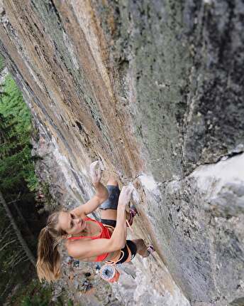 Eva Hammelmüller controls 'Crise de Panique' (8c+)