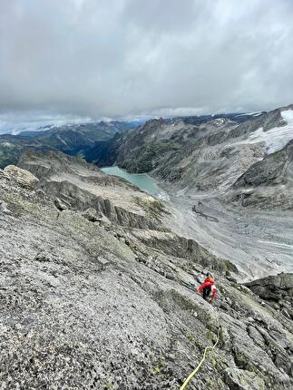 Val Bondasca, Benjamin Bosshard, Filippo Sala - Benjamin Bosshard e Filippo Sala impegnati sulla 'Grande U della Bondasca' sopra la Val Bondasca in Svizzera il 30-31/07/2025