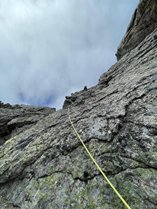 Val Bondasca, Benjamin Bosshard, Filippo Sala - Benjamin Bosshard e Filippo Sala impegnati sulla 'Grande U della Bondasca' sopra la Val Bondasca in Svizzera il 30-31/07/2025