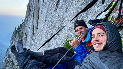 Joy Division Qualido, Val di Mello, Jonas Schild, Thomas Schmid - Thomas Schmid e Jonas Schild durante la ripetizione di 'Joy Division' sul Qualido in Val di Mello, giugno 2025