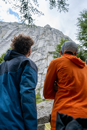 Joy Division Qualido, Val di Mello, Jonas Schild, Thomas Schmid - Jonas Schild e Thomas Schmid durante la ripetizione di 'Joy Division' sul Qualido in Val di Mello, giugno 2025