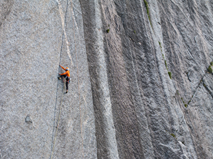 Joy Division Qualido, Val di Mello, Jonas Schild, Thomas Schmid - Jonas Schild sul primo tiro (8b) di 'Joy Division' sul Qualido in Val di Mello, giugno 2025
