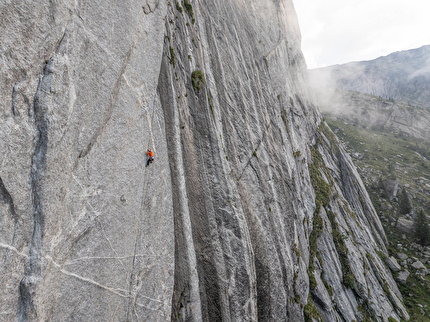 Jonas Schild ripete Joy Division sul Qualido in Val di Mello