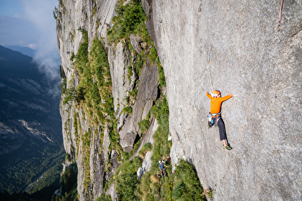 Joy Division Qualido, Val di Mello, Jonas Schild, Thomas Schmid - Jonas Schild sul primo tiro (8b) di 'Joy Division' sul Qualido in Val di Mello, giugno 2025