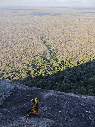Phandambiri Mozambico - L'apertura di 'O caminho dos cogumelos' sulla parete est del Phandambiri in Mozambico (Mirco Grasso, Samuele Mazzolini 08/2025)