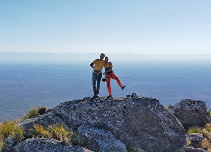 Phandambiri Mozambico - Mirco Grasso e Samuele Mazzolini in cima al Phandambiri in Mozambico il 06/08/2025 dopo l'apertura della prima via su questa montagna, 'O caminho dos cogumelos'