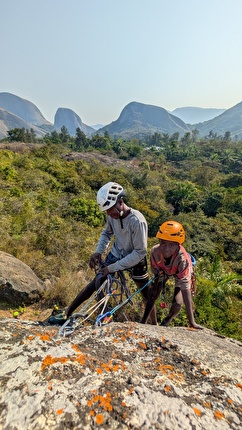 Angola Cumbira Segundo, A. Díaz, Álvaro García, Indi Gutierrez, David Matos, Juanjo Medina, Manu Ponce, Gonzalo Torre - Angola Cumbira Segundo: teaching climbing to the local inhabitants