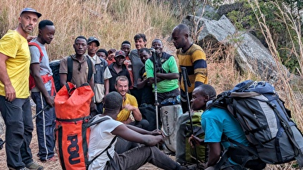 Angola Cumbira Segundo, Miguel A. Díaz, Álvaro García, Indi Gutierrez, David Matos, Juanjo Medina, Manu Ponce, Gonzalo Torre - Angola Cumbira Segundo: porters and new friends