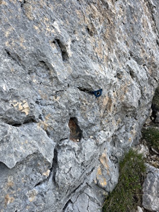 Col Bechei, Dolomiti, Daniele Bolognani, Davide Dallago - Chiodo all'attacco di 'Kindergarten' al Col Bechei, Dolomiti (Daniele Bolognani, Davide Dallago 12/07/2025)