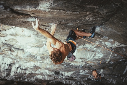 Dylan Chuat repeats Move (9b/+) at Flatanger