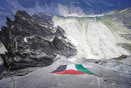 Les Drus - The Palestine flag hung on Les Drus in the Mont Blanc massif on 16-17 August 2025 to denounce the genocide in Gaza