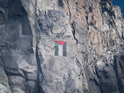 Les Drus - The Palestine flag hung on Les Drus in the Mont Blanc massif on 16-17 August 2025 to denounce the genocide in Gaza