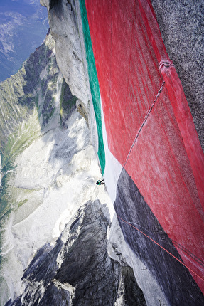 Les Drus - The Palestine flag hung on Les Drus in the Mont Blanc massif on 16-17 August 2025 to denounce the genocide in Gaza