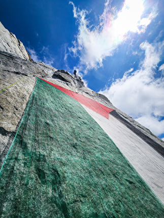 Les Drus - The Palestine flag hung on Les Drus in the Mont Blanc massif on 16-17 August 2025 to denounce the genocide in Gaza