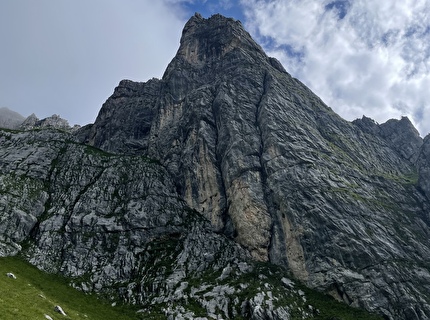 Cima Benon, Dolomiti di Brenta, Emanuele Menegardi, Stefano Menegardi - Torre Nava alla Cima Benon nelle Dolomiti di Brenta. La prima via, 'L’aquila e la Marmotta', è stato aperta il 16 luglio 2025 da Stefano Menegardi e suo padre Emanuele Menegardi che hanno dedicato il pinnacolo all’alpinista Simone Navarini, scomparso il 21 giugno 2025 mentre arrampicava al Sasso San Giovanni