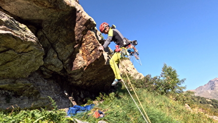 Sasso di Castro, Val Verva, Alta Valtellina, Eraldo Meraldi, Augusto Rossi - L'apertura del primo tiro di 'Non poteva durare all’infinito' al Sasso di Castro in Val Verva, Alta Valtellina (Eraldo Meraldi, Augusto Rossi 08/2024)