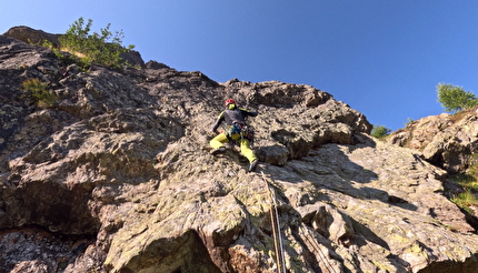 Sasso di Castro, Val Verva, Alta Valtellina, Eraldo Meraldi, Augusto Rossi - L'apertura del primo tiro di 'Non poteva durare all’infinito' al Sasso di Castro in Val Verva, Alta Valtellina (Eraldo Meraldi, Augusto Rossi 08/2024)