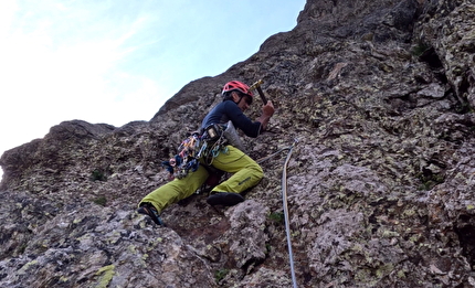Sasso di Castro, Val Verva, Alta Valtellina, Eraldo Meraldi, Augusto Rossi - L'apertura del quarto tiro di 'Non poteva durare all’infinito' al Sasso di Castro in Val Verva, Alta Valtellina (Eraldo Meraldi, Augusto Rossi 08/2024)