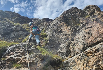 Sasso di Castro, Val Verva, Alta Valtellina, Eraldo Meraldi, Augusto Rossi - Il secondo tiro di 'Solo per esseri immortali' al Sasso di Castro in Val Verva, Alta Valtellina (Eraldo Meraldi, Augusto Rossi 06/2025)