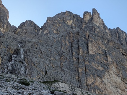 Sass De Moles, Sass Pordoi, Dolomiti, Jacopo Biserni, Andrea Gamberini - L'apertura di 'Amici Miei Atto II' al Sass De Moles, Sass Pordoi, Dolomiti (Jacopo Biserni, Andrea Gamberini 09/08/2025)