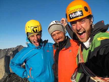 Groenlandia - Groenlandia, Tasermiut Fjord: Tomas Brt, Vlado Linek, Jan Smolen in cima a Ulamertorsuaq dopo la loro nuova via Keep Panic, Please