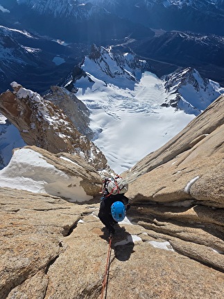 Via Casarotto Fitz Roy Patagonia, Matteo Della Bordella, Marco Majori - Matteo Della Bordella e Marco Majori durante la prima invernale della 'Via Casarotto' al Fitz Roy in Patagonia, 09/2025