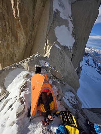 Via Casarotto Fitz Roy Patagonia, Matteo Della Bordella, Marco Majori - Matteo Della Bordella e Marco Majori durante la prima invernale della 'Via Casarotto' al Fitz Roy in Patagonia, 09/2025