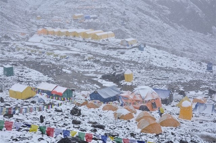 Manaslu, a report after the avalanche by the Mountain Kingdom expedition