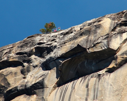 Mayan Smith-Gobat & Chantel Astorga - Mayan Smith-Gobat & Chantel Astorga in cima a The Nose, El Capitan, dopo aver stabilito il nuovo record di velocità in 7:26