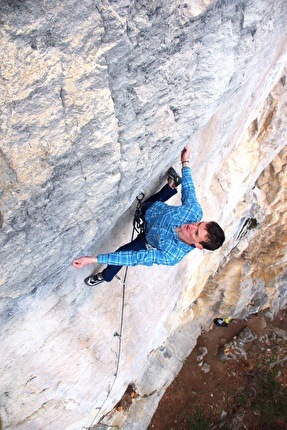 Falesia Re Leone, Timau, Friuli Venezia Giulia - Alessandro Zeni su 'Il bastone di Rafiki' (8b+), falesia del Re Leone