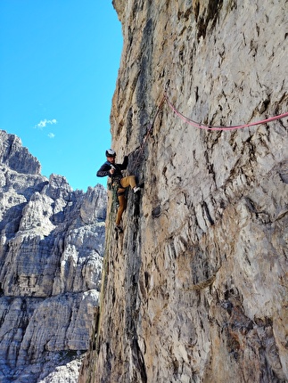 Campanile di Val Montanaia, Dolomiti, Fabio de Cesero, Luca Vallata - Fabio De Cesero in apertura sugli Strapiombi Nord della via 'La Poderosa' al Campanile di Val Montanaia, Dolomiti
