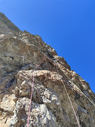 Campanile di Val Montanaia, Dolomiti, Fabio de Cesero, Luca Vallata - Luca Vallata in apertura sul primo tiro dopo il Ballatoio di 'La Poderosa' al Campanile di Val Montanaia, Dolomiti