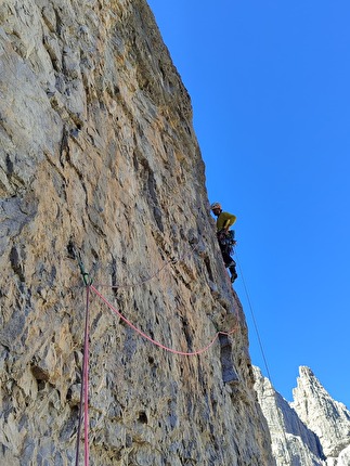 Campanile di Val Montanaia, Dolomiti, Fabio de Cesero, Luca Vallata - Luca Vallata sulla variante Tissi agli Strapiombi Nord del Campanile di Val Montanaia, Dolomiti