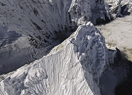 Anidesh Chuli Nepal, Nicolas Jean, Benjamin Védrines - Il tracciato della via aperta da Nicolas Jean e Benjamin Védrinesa durante la prima salita di Anidesh Chuli (6808m) in Nepal, settembre 2025