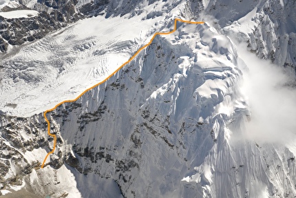 Anidesh Chuli Nepal, Nicolas Jean, Benjamin Védrines - Il tracciato della via aperta da Nicolas Jean e Benjamin Védrinesa durante la prima salita di Anidesh Chuli (6808m) in Nepal, settembre 2025