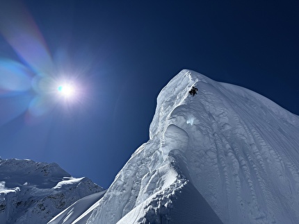 Anidesh Chuli Nepal, Nicolas Jean, Benjamin Védrines - Nicolas Jean e Benjamin Védrines sul tratto chiave della prima salita di Anidesh Chuli (6808m) in Nepal, settembre 2025. 