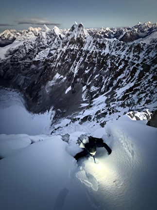 Anidesh Chuli Nepal, Nicolas Jean, Benjamin Védrines - Nicolas Jean durante la prima salita di Anidesh Chuli (6808m) in Nepal, settembre 2025