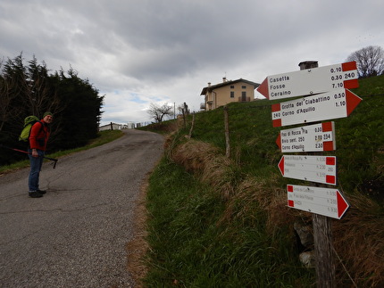 Corno d’Aquilio, Parete dei Lavoratori, Val d'Adige, Alessandro Ceriani, Massimo Garavaglia, Walter Polidori, Said Taghipour - L'apertura di 'Cotechino e Pearà' alla Parete dei Lavoratori del Corno d’Aquilio: la strada da prendere dal parcheggio Tommasi