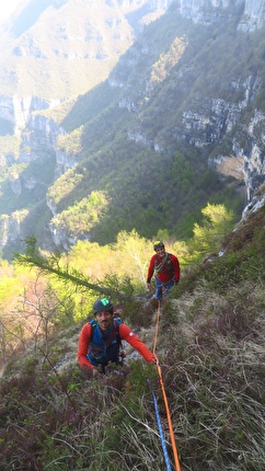 Corno d’Aquilio, Parete dei Lavoratori, Val d'Adige, Alessandro Ceriani, Massimo Garavaglia, Walter Polidori, Said Taghipour - L'apertura di 'Cotechino e Pearà' alla Parete dei Lavoratori del Corno d’Aquilio: la cengia di L1