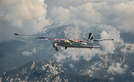 Domen Skofic Plane Climb - Domen Škofic si arrampica sull'aliante Blanik, pilotato da Ewand Roithner, durante il progetto 