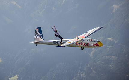 Domen Skofic Plane Climb - Domen Škofic si arrampica sull'aliante Blanik, pilotato da Ewand Roithner, durante il progetto 