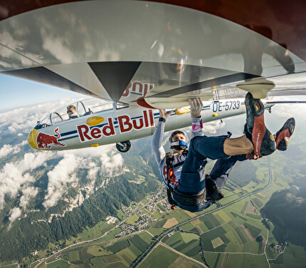 Domen Skofic Plane Climb - Domen Škofic si arrampica sull'aliante Blanik, pilotato da Ewand Roithner, durante il progetto 'Plane Climb' a Aigen, in Austria, il 23 agosto 2025.