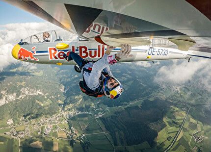Domen Skofic Plane Climb - Domen Škofic si arrampica sull'aliante Blanik, pilotato da Ewand Roithner, durante il progetto 'Plane Climb' a Aigen, in Austria, il 23 agosto 2025.