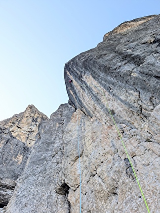 Titus Prinoth, Menhir Mëisules dala Beisces, Dolomiti - Titus Prinoth sale in stile trad la via 'Menhir' alle Mëisules dala Beisces (Sella, Dolomiti) il 20/09/2025