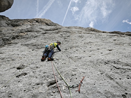 Chiaroveggenza Marmolada, Dolomiti, Nicolò Geremia, Mirco Grasso - Nicolò Geremia sul terz'ultimo di 'Chiaroveggenza' in Marmolada, Dolomiti, aperta insieme a Mirco Grasso tra il 2019 e il 2025