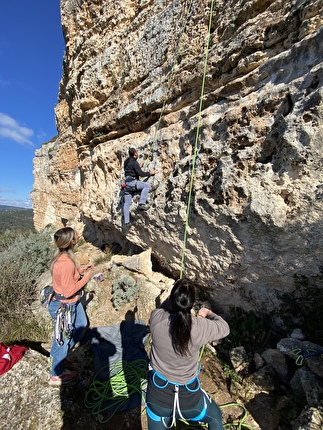 L'Acqua e La Roccia, meeting di arrampicata a Monteleone Roccadoria, Sardegna - Durante l'edizione 2025 del meeting di arrampicata L'Acqua e La Roccia, a Monteleone Roccadoria, Sardegna
