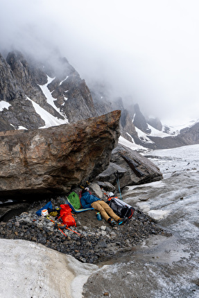 Greenland, Ben Kent, Robbie Milne - Waiting for rain to pass on the glacier
